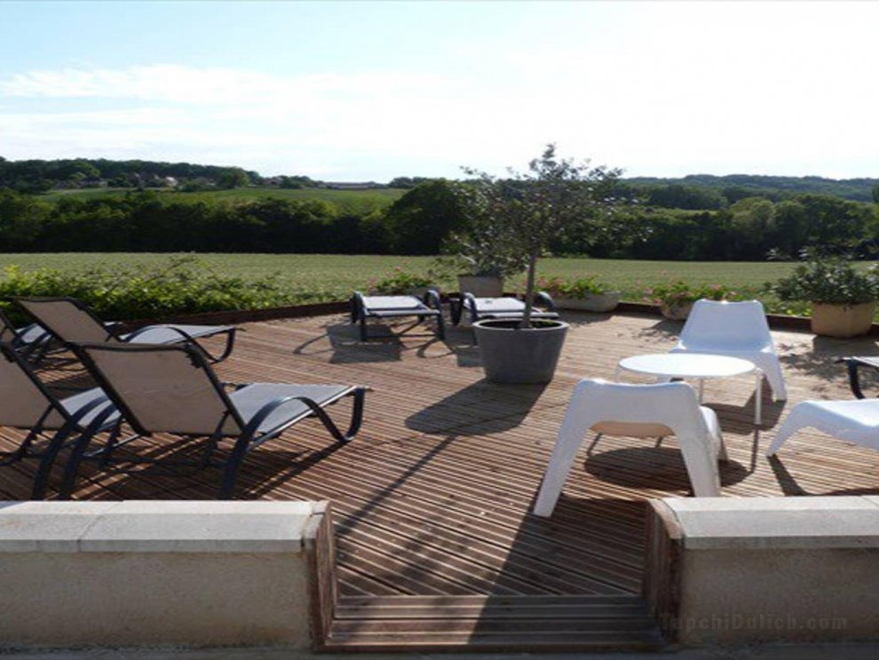 Garden-View Holiday Home in Degagnac with Jacuzzi