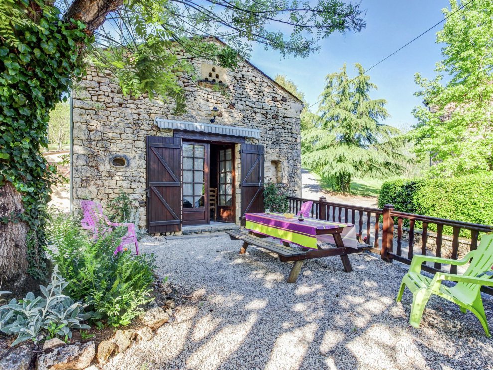 Character cottage in Prats-du-Perigord with lovely pool