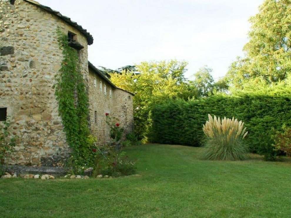 Beautiful house with separate country house on a beautiful 12th century estate