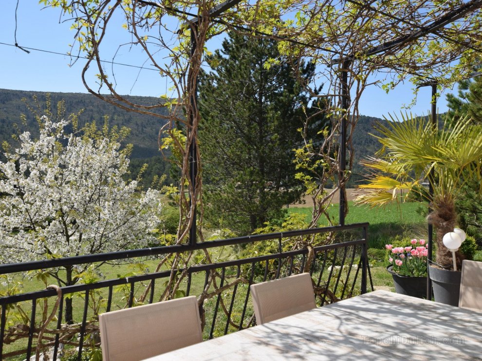Great detached house near Die 8 km with magnificent view and beautiful garden