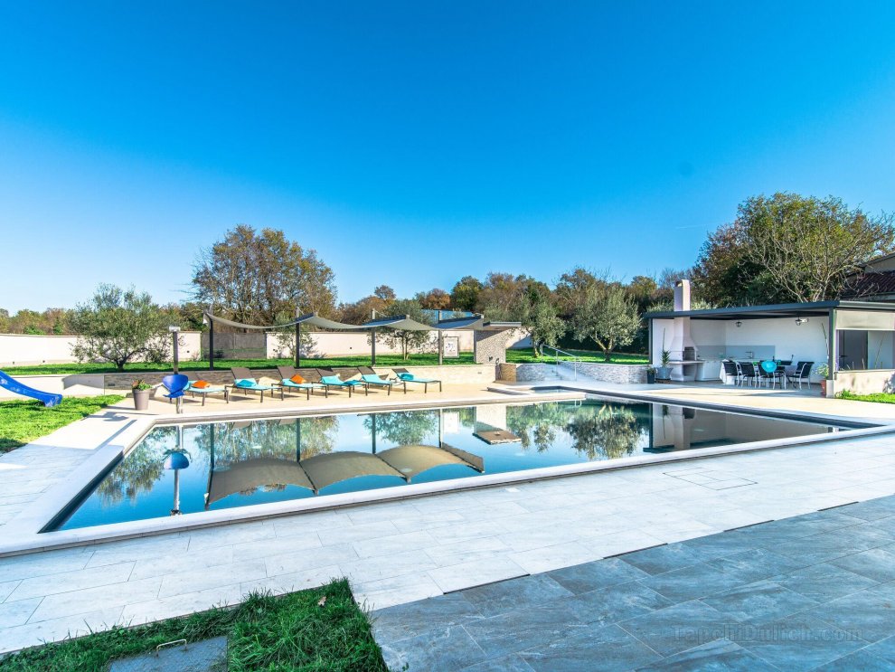 Beautiful Villa in Vrsar with Swimming Pool