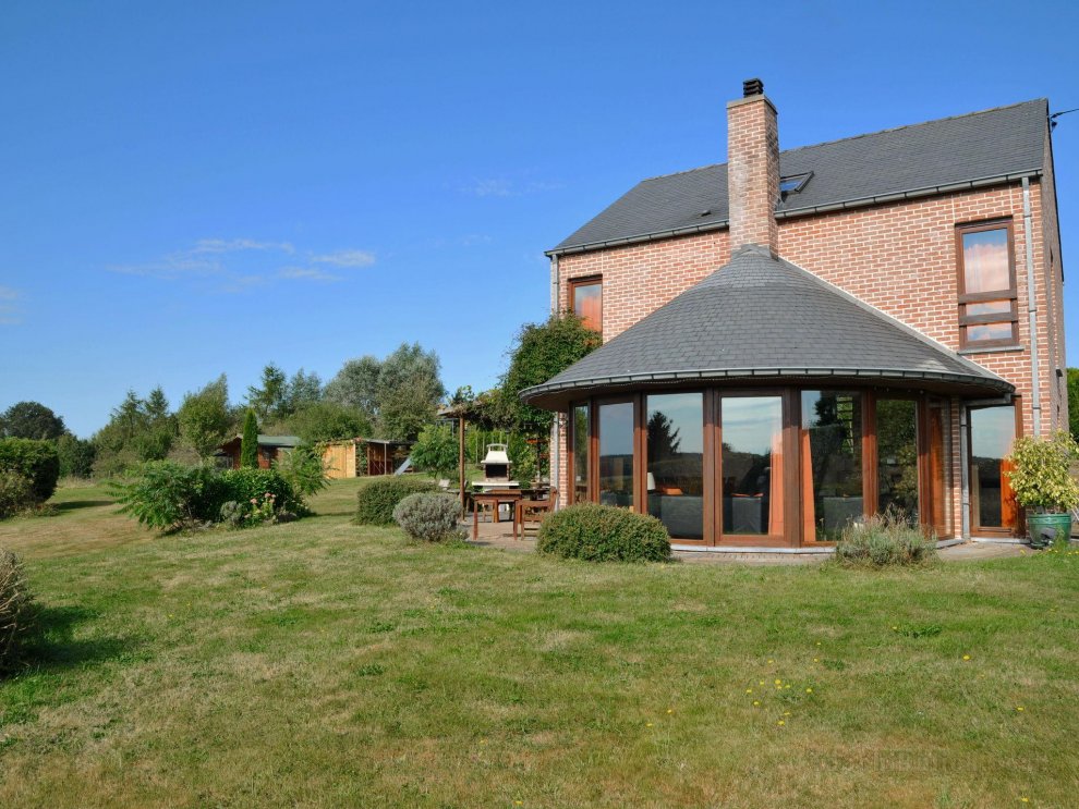 Family home in stunning setting, with outdoor swimming pool and large garden