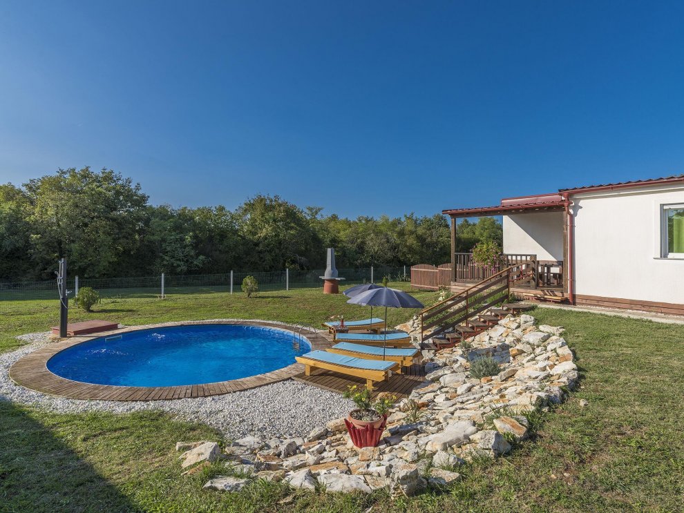 Holiday house with private pool for 4-6 persons in the holiday park Jelovci