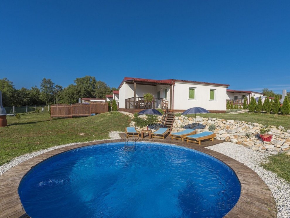 Holiday house with private pool for 4-6 persons in the holiday park Jelovci