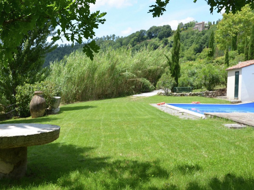Rustic house with private garden and shared swimming pool, a splendid setting