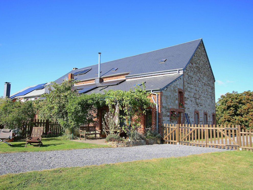 Ecologically renovated former farmhouse in the middle of a adorned village.