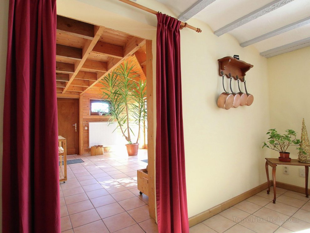 Ecologically renovated former farmhouse in the middle of a adorned village.