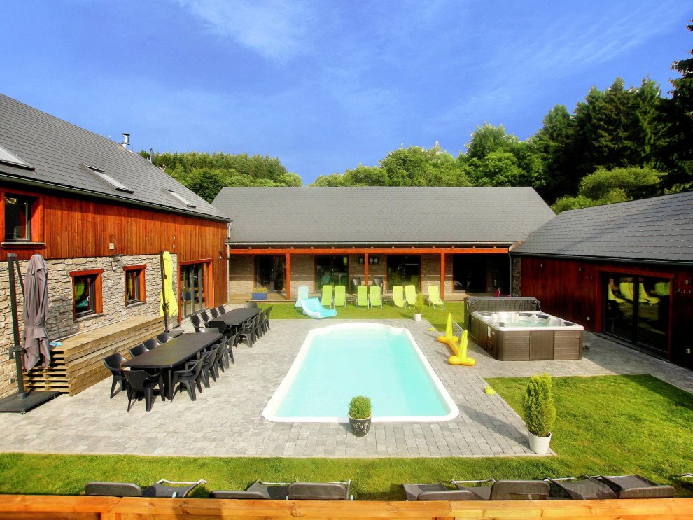 Beautiful villa with heated outdoor pool, sauna and jacuzzi at a large forest