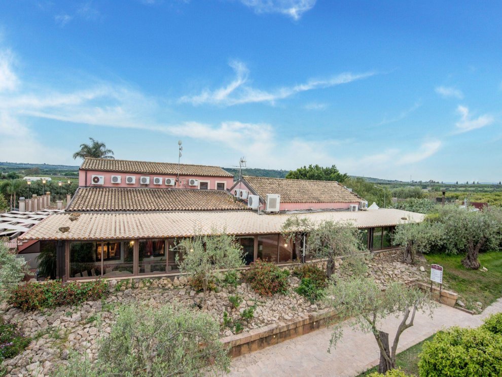 Charming Holiday Home in Carlentini with Pool & Tennis Court