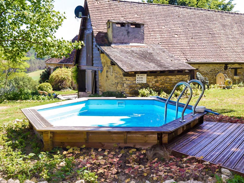 Pleasant cottage with pool, large garden and beautiful view.