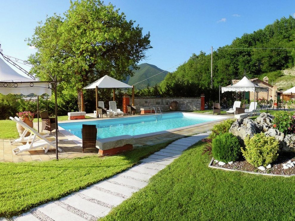 Detached house in Cagli with swimming pool and garden