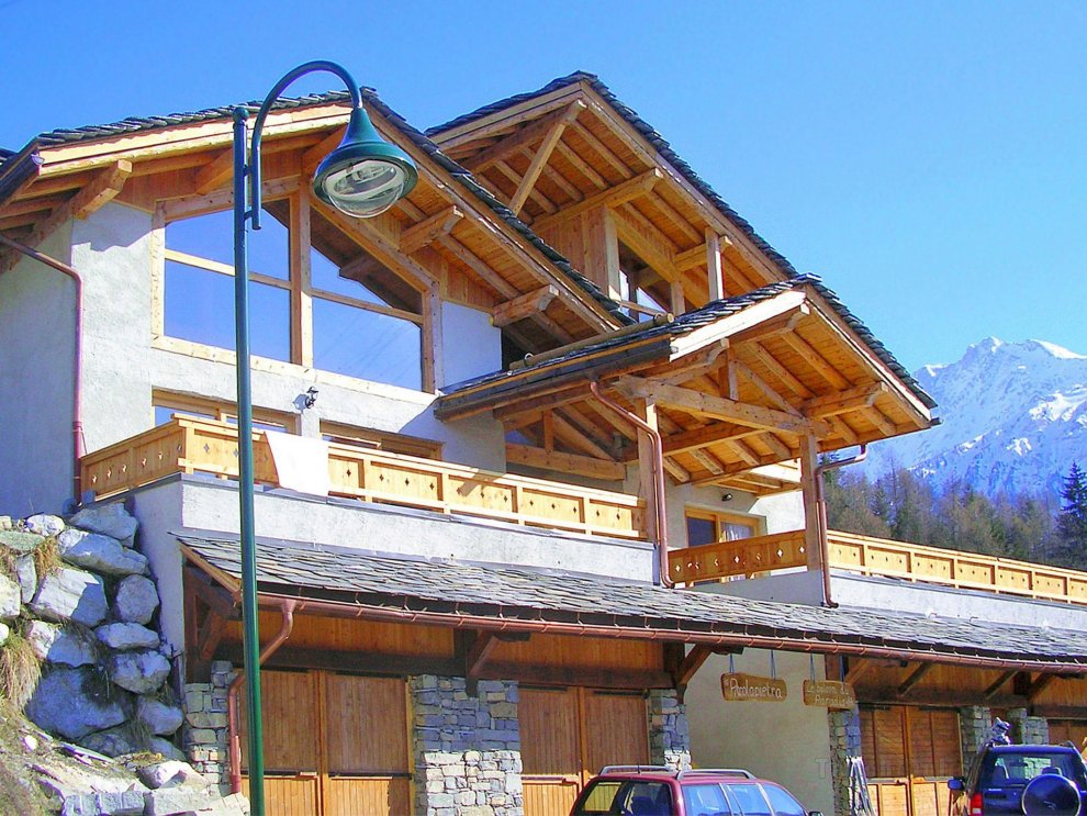 New and modern chalet just 350 m from the ski lifts