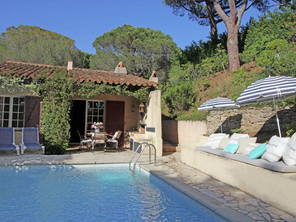 Charming holiday home in Plage de Gigaro with pool