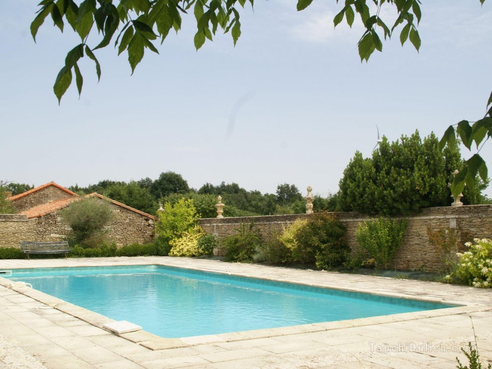 Wonderful, atmospheric Manoir at Lencloitre with large private swimming pool