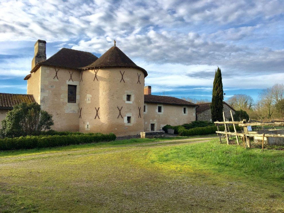 Wonderful, atmospheric Manoir at Lencloitre with large private swimming pool