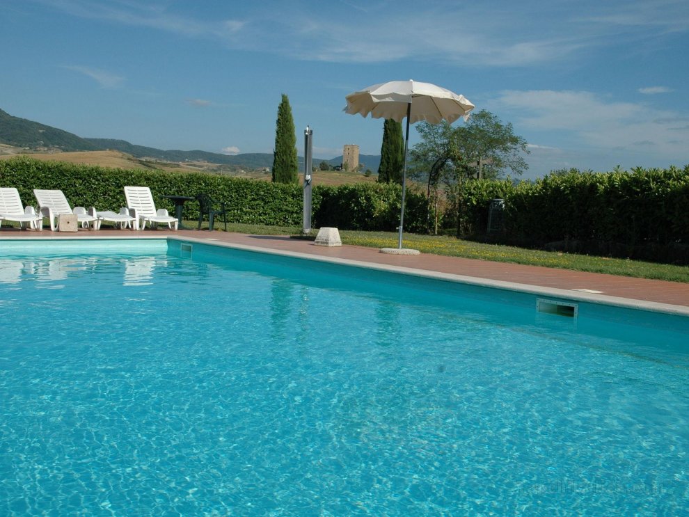 Modern Farmhouse in Pienza with Outdoor Pool