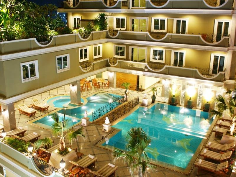 LK Royal Suite Hotel