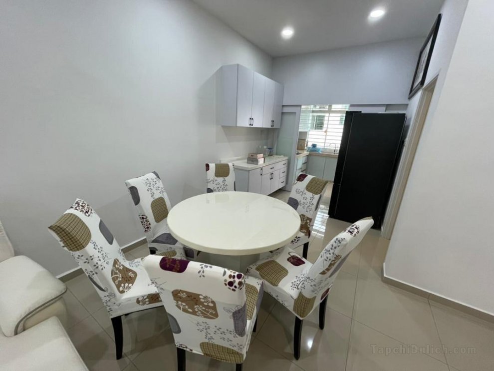 Entire 4 BDR White cottage homestay Yong Peng