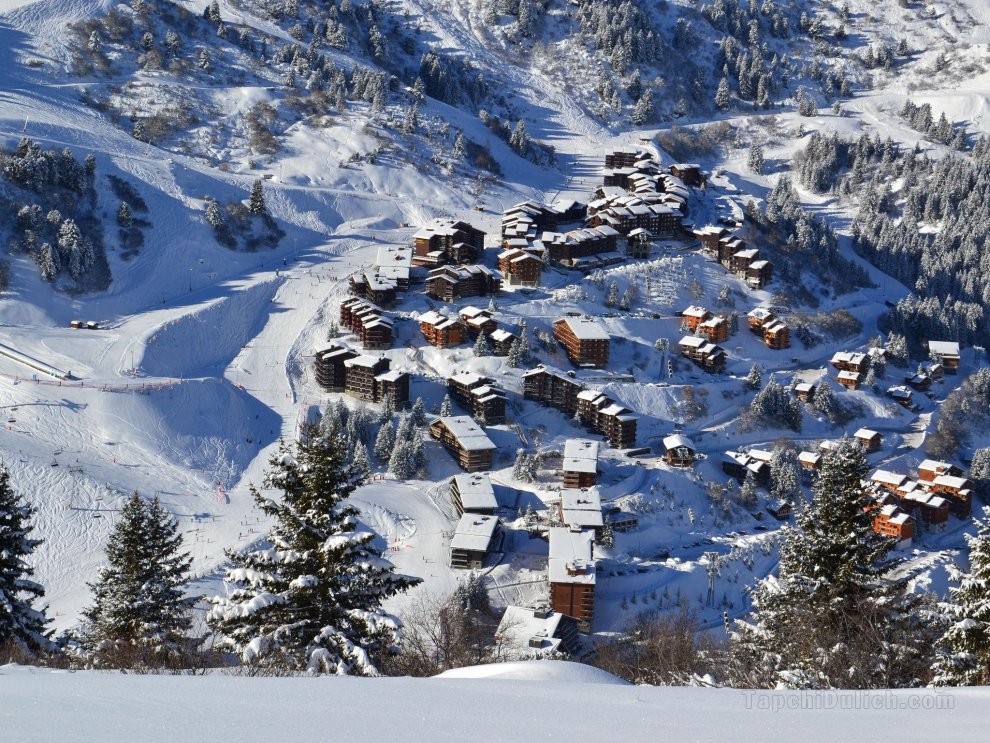 Apartment with balcony on the south adjacent to the slopes in Meribel-Mottaret