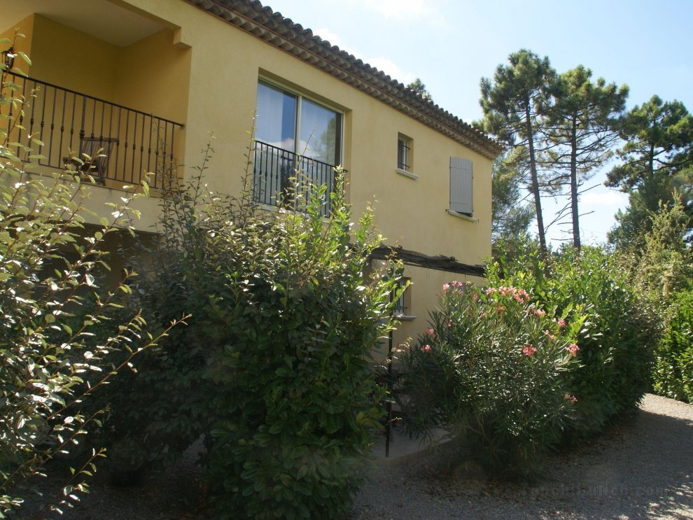 Luxury apartment for four people near golf course in the heart of Provence