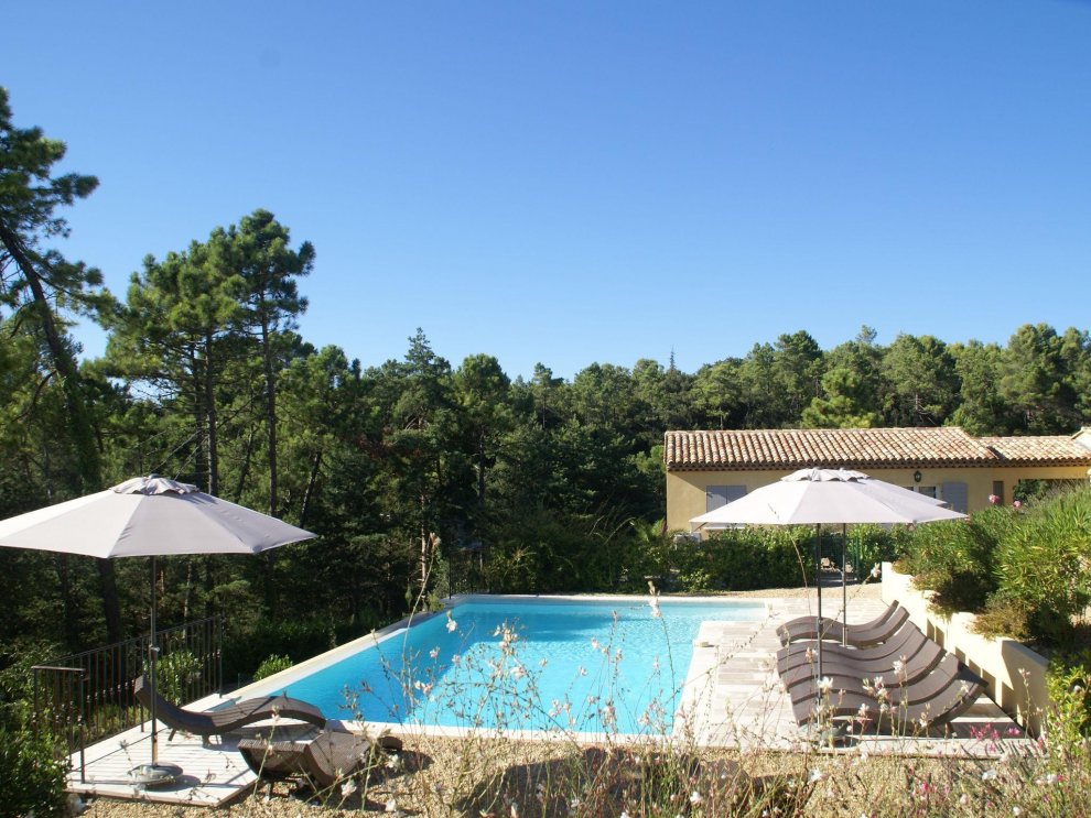 Luxury apartment for four people near golf course in the heart of Provence