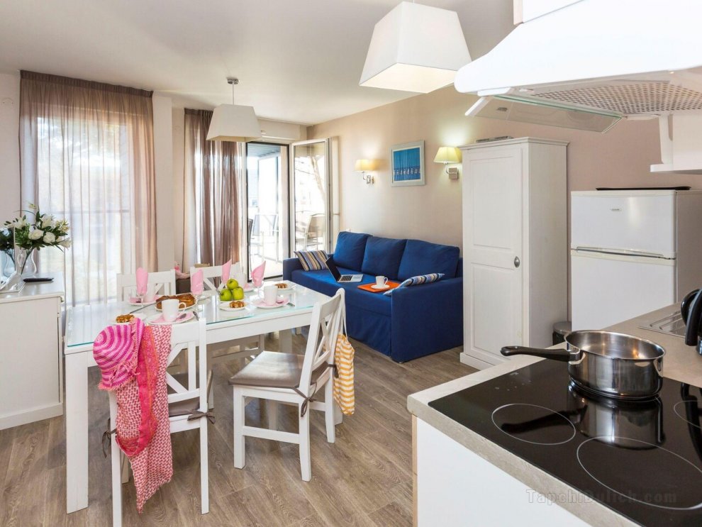 Comfortable apartment with a balcony near the beach
