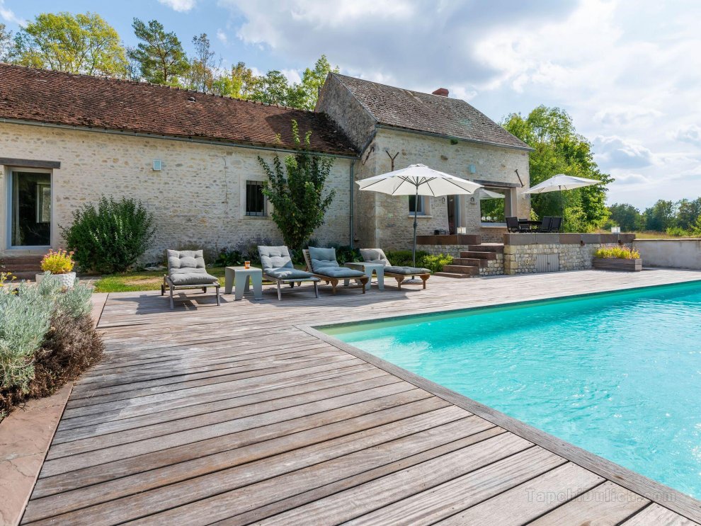 Cozy Holiday Home in Yèvre-la-Villa with Pool