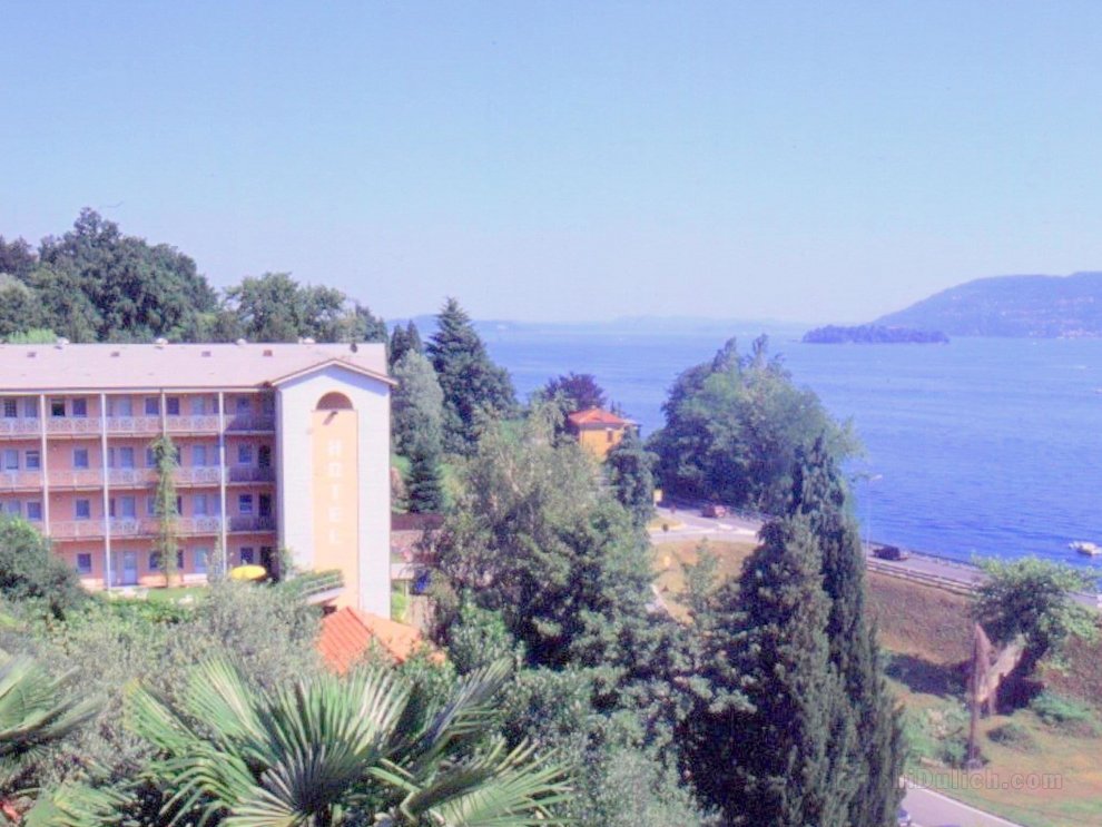 Apartment in a residence on Lake Maggiore, near the beach