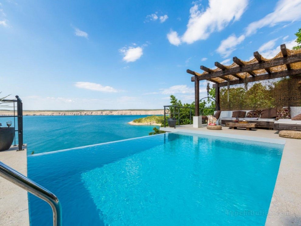 Wonderful home with pool and amazing sea view . Near the beach !