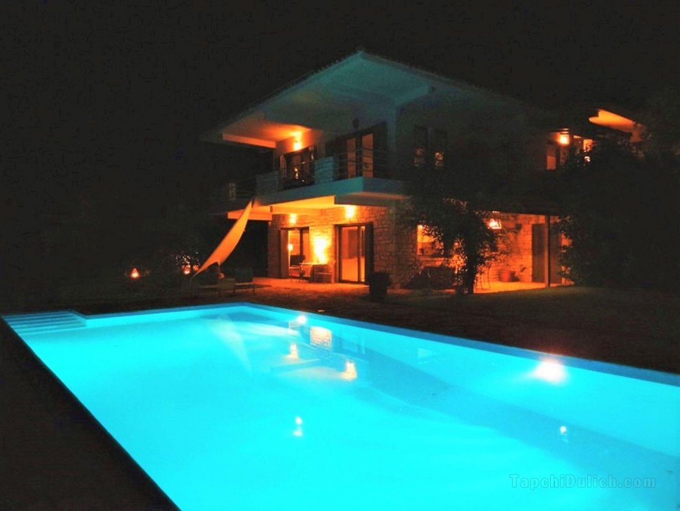 Villa on beautiful location, large pool, by sea and village with little harbour