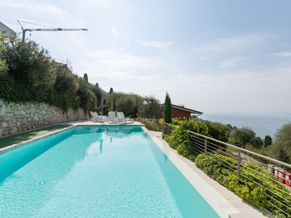 Nice residence on Lake Garda with pool and garden, panoramic position