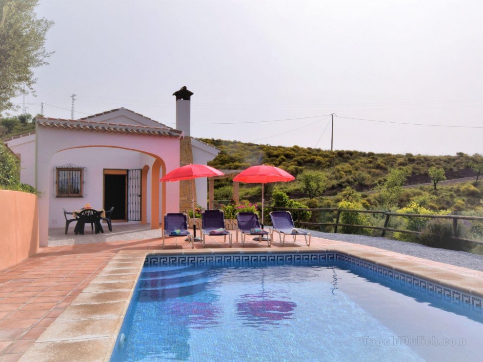 Stunning Cottage with Pool, Terrace, Garden, Sun-loungers