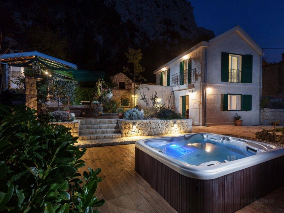 Luxurious Holiday Home in Makarska with Jacuzzi