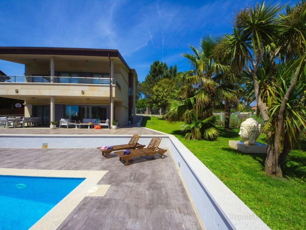 Beautiful villa with pool and sea views and only 400m from the beach