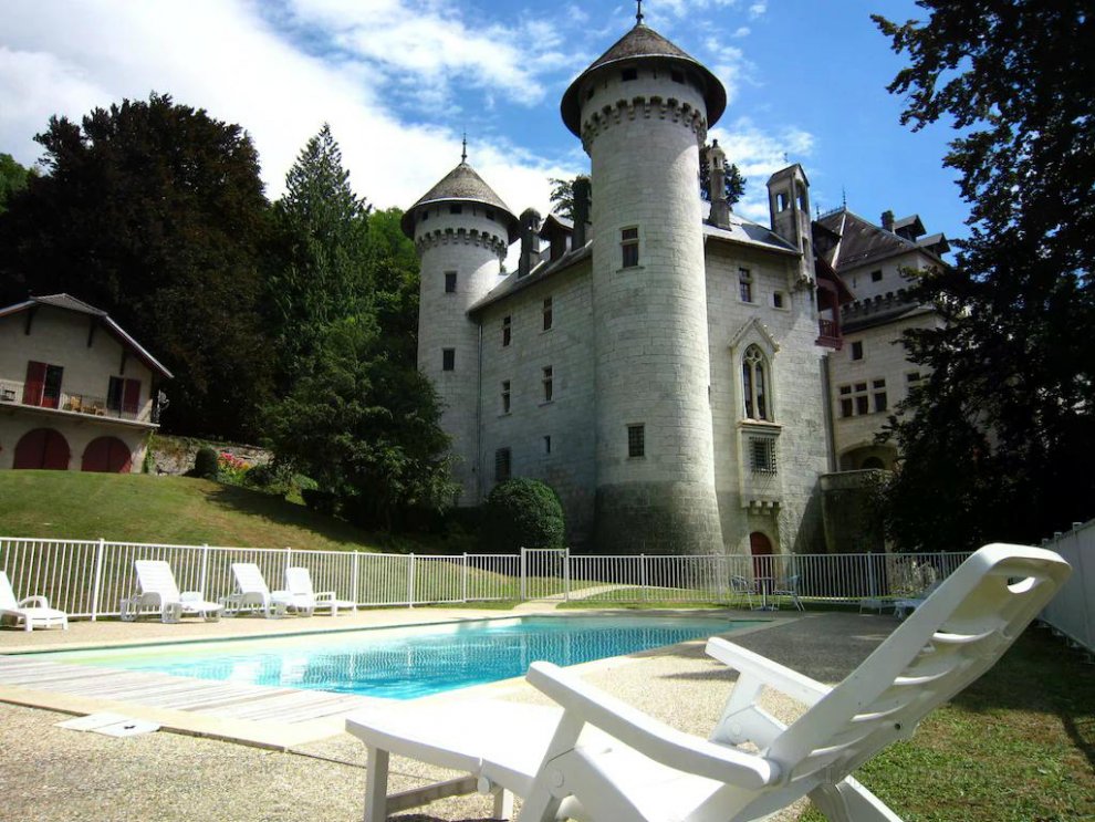Lavish Castle in Serrieres-en-Chautagn with Pool