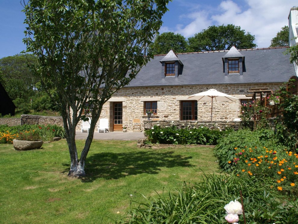 Rural holiday home near beach, culture and recreation in the tip of Brittany