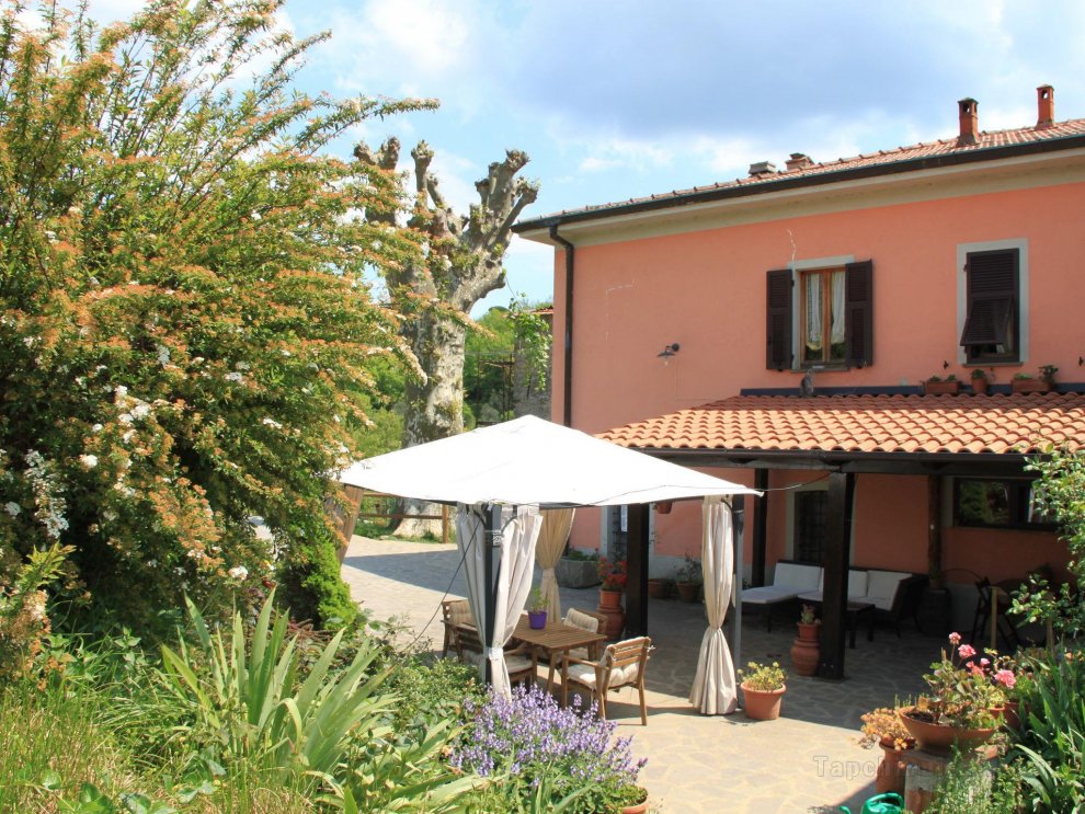 Holiday Home in Canossa with Swimming Pool, Garden and Patio