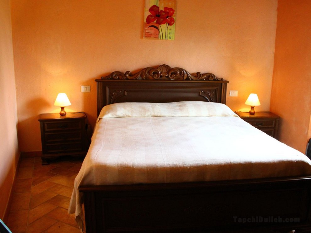 Holiday Home in Canossa with Swimming Pool, Garden and Patio