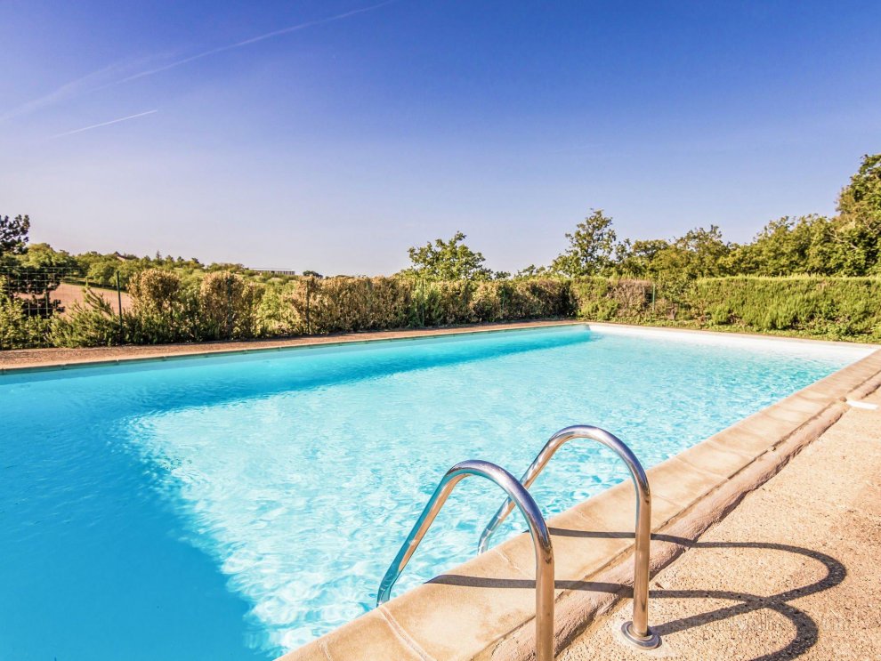 Modern Holiday Home in Salignac-Eyvigues with Swimming Pool