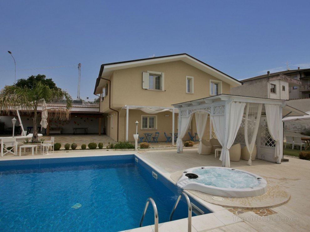 Villa with salt water and heated pool and bubble bath near the sea