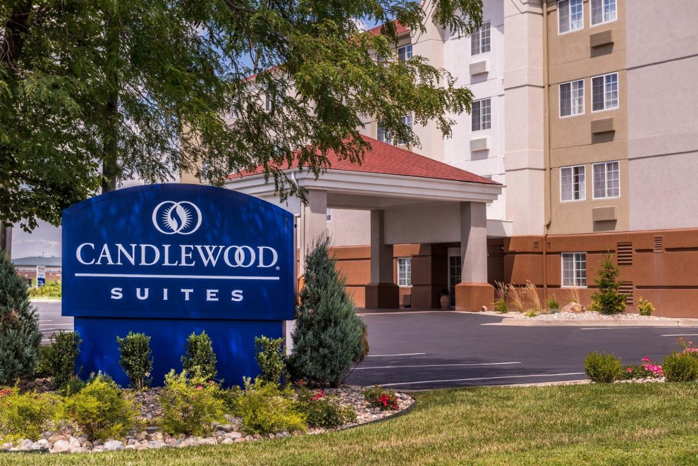 Khách sạn Candlewood Suites Topeka