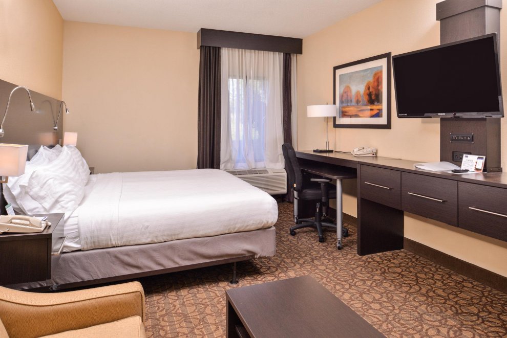 Khách sạn Holiday Inn Express s & Suites Topeka West