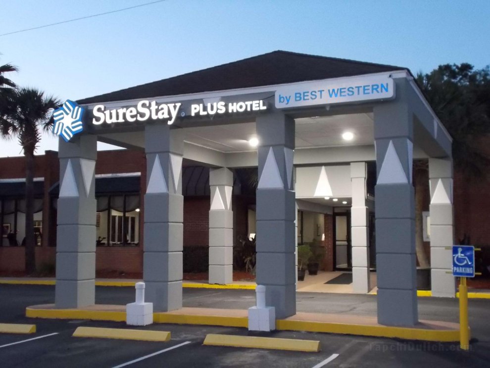 Khách sạn SureStay Plus by Best Western St Marys Cumberland