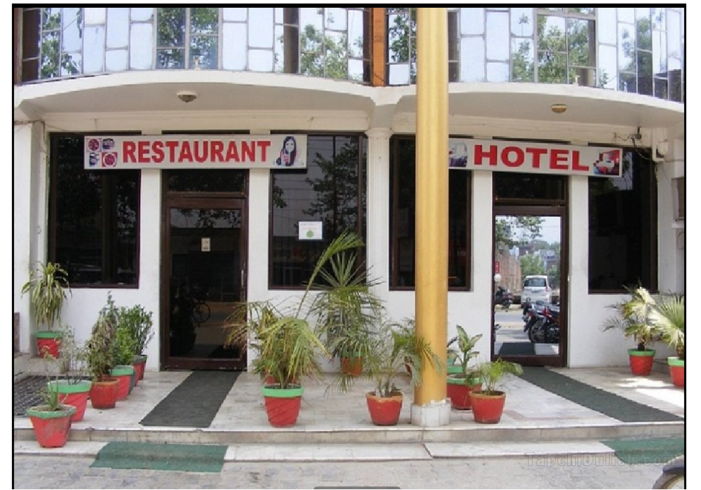 Khách sạn Varun and Restaurant By WB s