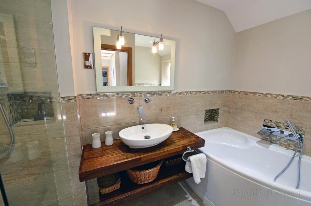 Priory Cottage - Luxury Cottage, Near to Beach