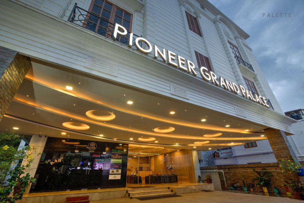 Khách sạn Pioneer Grand Palace