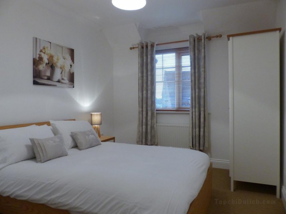 St Raphael House- Central executive 2bed apartment