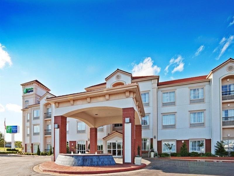 Khách sạn Holiday Inn Express & Suites Oklahoma City - Penn Square