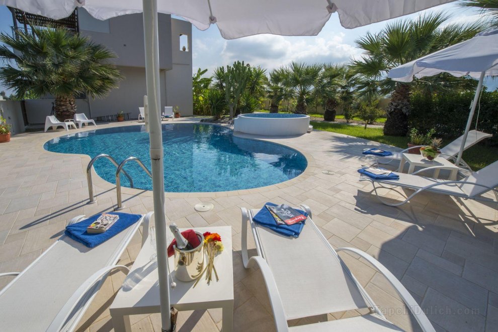 Xenos Villa 2 With 4 Bedrooms , private swimming pool, near the sea in Tigaki