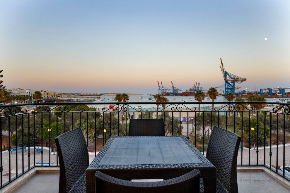 Luxurious Duplex Seafront Apt w/ Amazing Sea Views